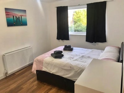 Spacious ensuite room in Cottingley drive Main Photo