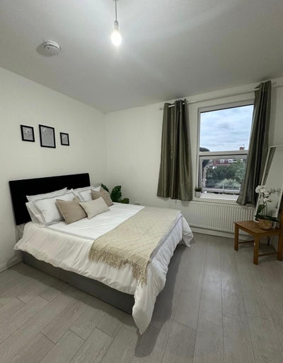 Huge Double Room! Refurbed and 10 Mins from Stat!  Main Photo