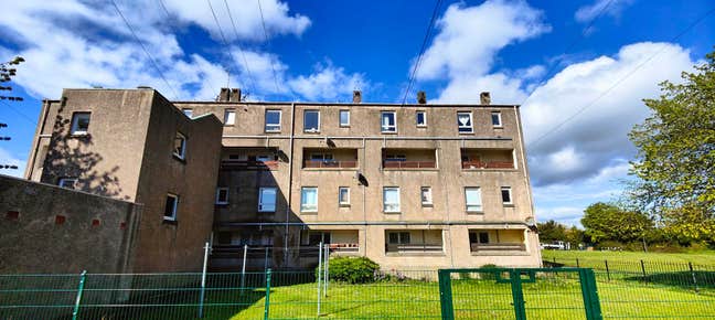 1 rooms available in a 3 bedroom flat in Oxgangs  Main Photo