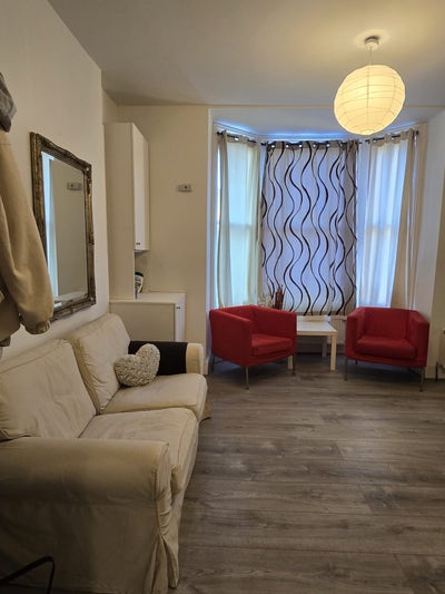 Lovely small single room in Ealing broadway Main Photo