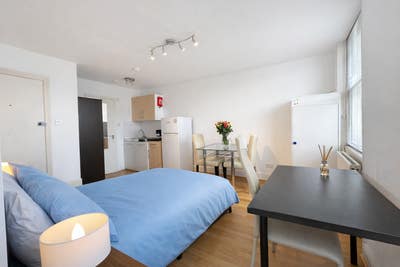 Double En-suite Studio Flat - Sunny South Facing  Main Photo