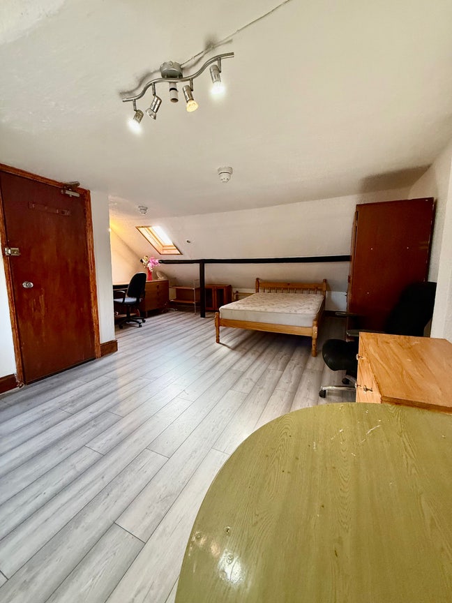 Town center room - Zinzan street available now  Main Photo