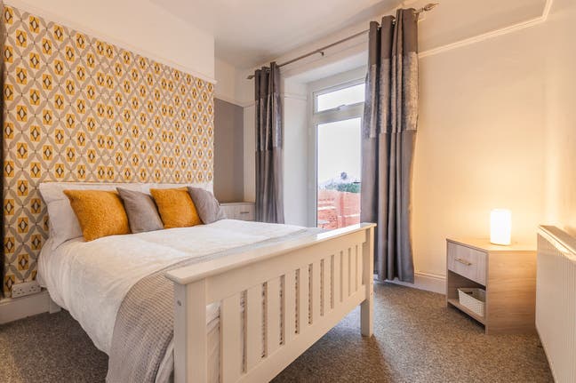 Double room to rent close to Crownhill Village. Main Photo