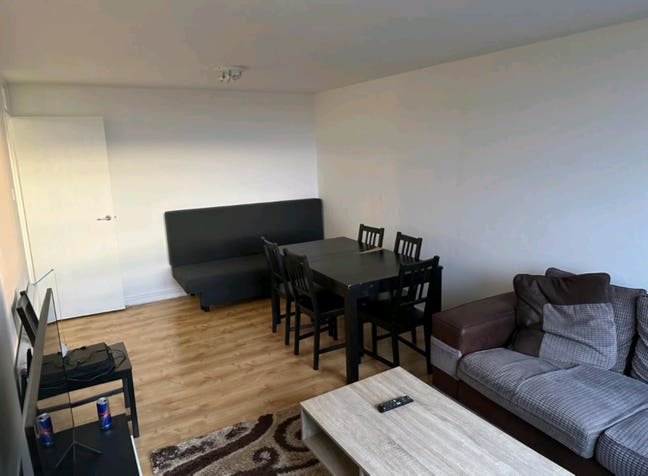 Spare room in flat Main Photo