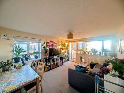 A room to rent in 2 bedrooms flats  Main Photo