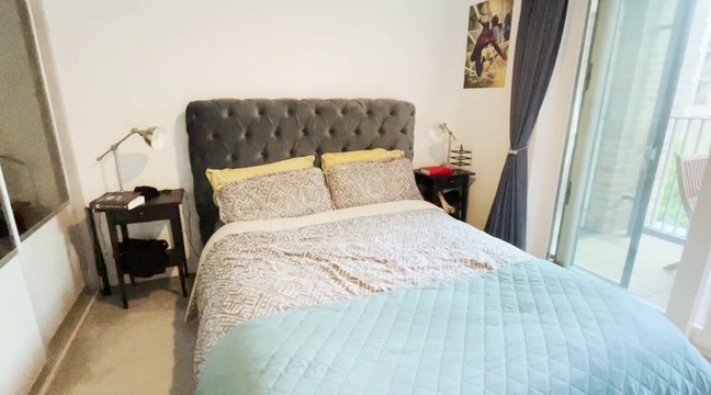 Room with balcony in two bedroom flat in Islington Main Photo