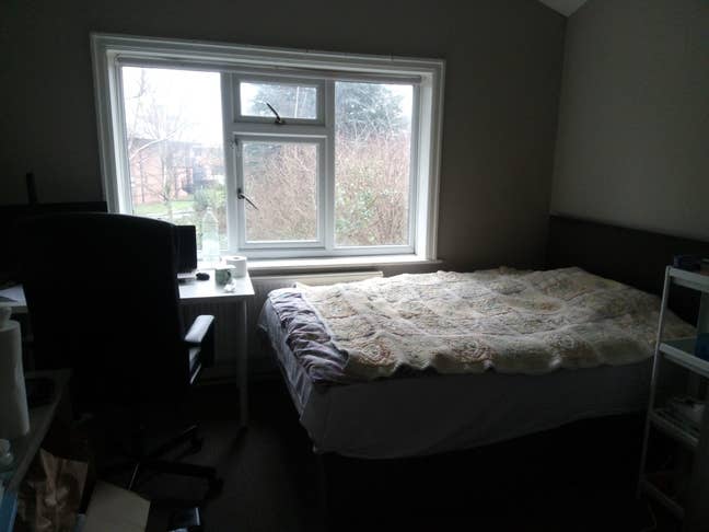Spacious Ensuite Room, Literally Steps from Campus Main Photo