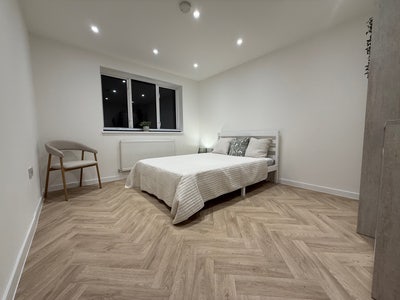 Modern TF3 Rooms: En-suite & Kitchenette Main Photo