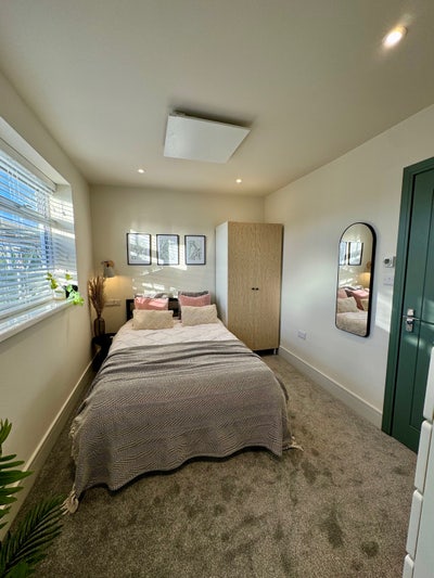 Lovely en-suite 😀 no deposit required  Main Photo