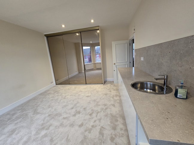  Very large studio type bedsit Main Photo