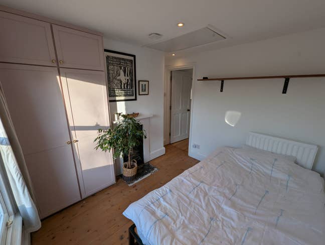 Quiet small double bedroom in a family home Main Photo