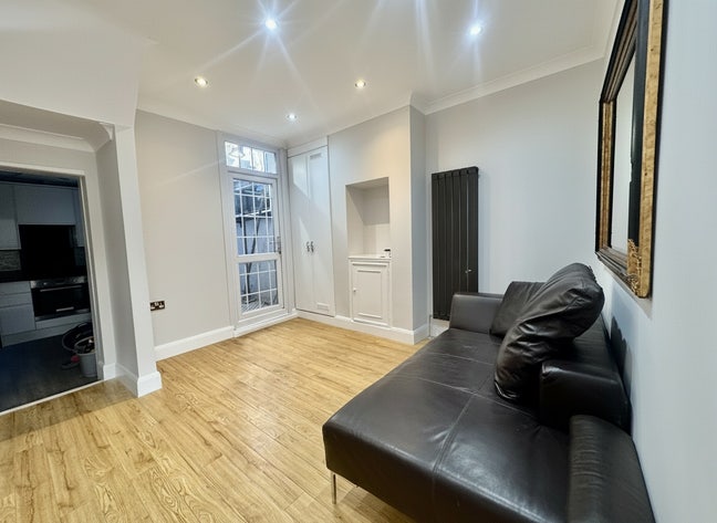 Rooms to Let - Normand Road, West Kensigton, W14 Main Photo