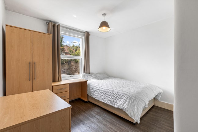 Large Room - Perfect Location  Main Photo