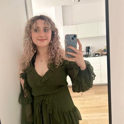 Female professional looking for a flat share Main Photo