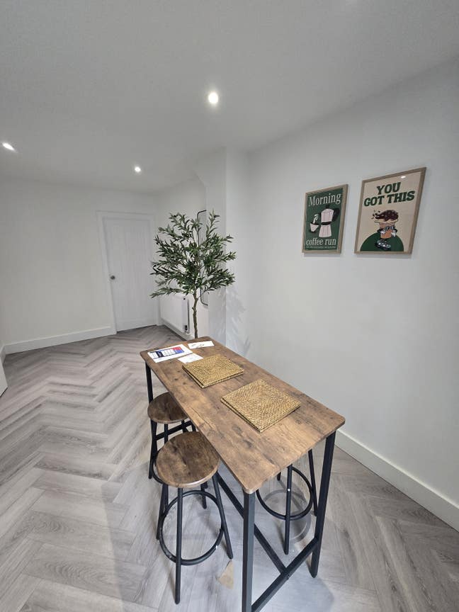 Spacious double room to let in Rochester  Main Photo