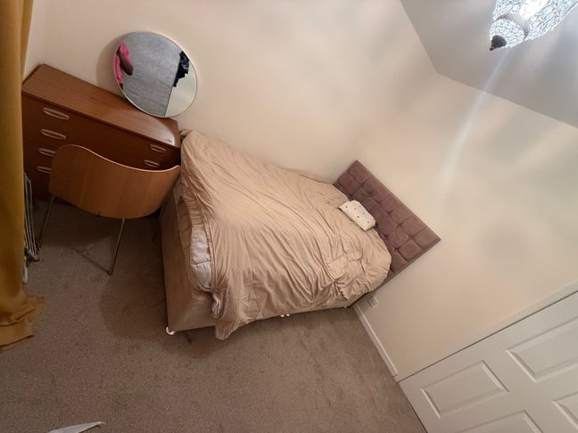 A room in a house available  Main Photo