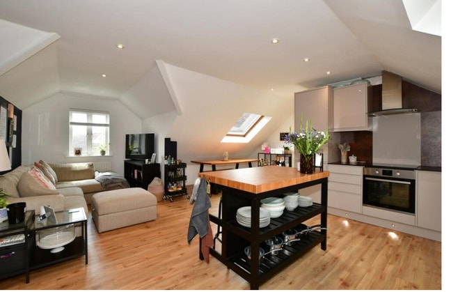 Central Horley close to Gatwick  Main Photo