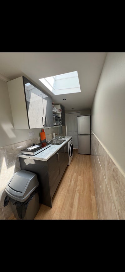 This is a self contained double room with en-suite Main Photo