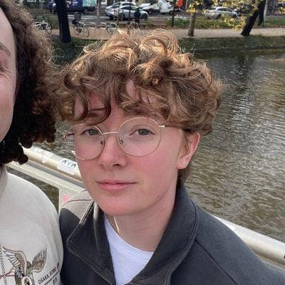 Professional seeks a single or double room Main Photo