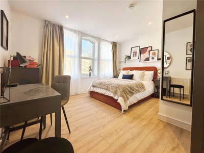 Spacious new double room with ensuite to let Main Photo