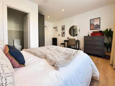 Spacious new double room with ensuite to let Main Photo