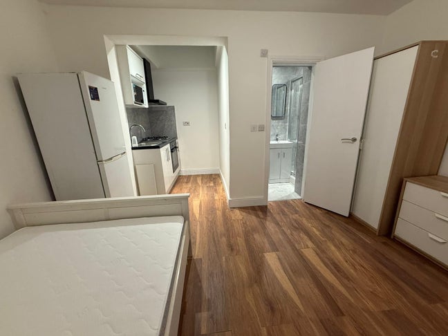4 En-suite 1 Studio  Available 10MIN to Limehouse  Main Photo