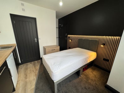 Luxurious Modern Four-Bedroom HMO Main Photo