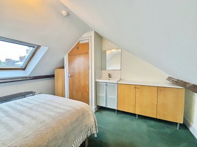 Spacious Double Room in Friendly House Main Photo