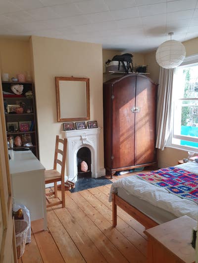 Nice room close to train station Main Photo