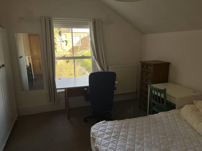 &pound;595-Furnished large room 10 mins from the station Main Photo