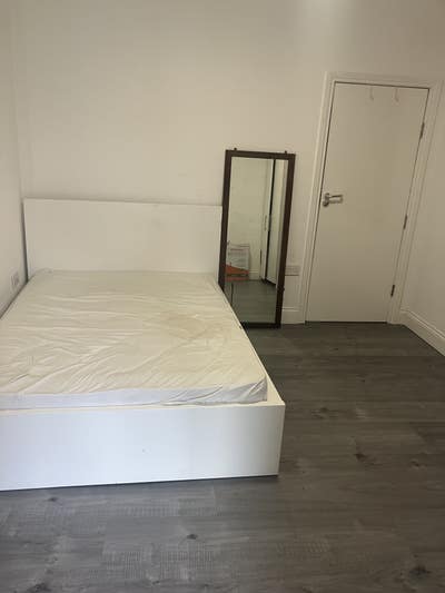 1 Studio Flat  Main Photo