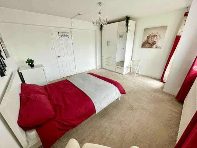 Spacious room in Victoria with balcony Main Photo