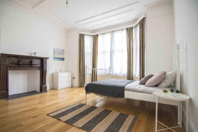 Refurbished Garden House Ealing, Large Double Main Photo