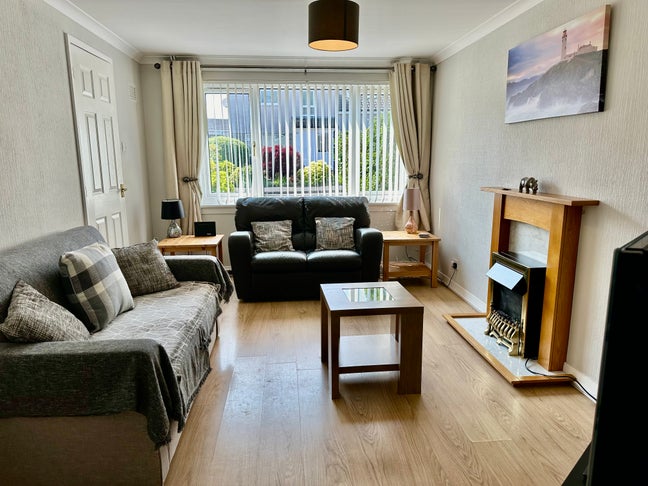 2 bedroom house, 10 mins walk from town. Main Photo