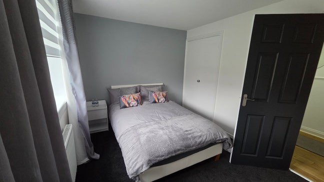 Large Double bedroom in Airdrie Main Photo