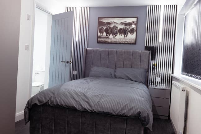  Exceptional Newly Renovated 5-Bedroom En-Suite  Main Photo