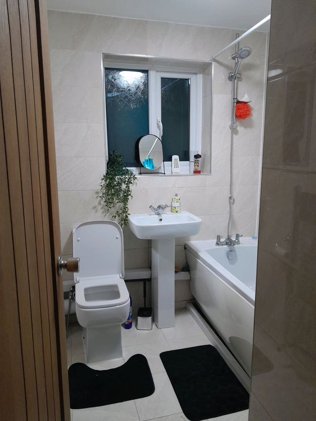 A Large Double Room For Rent  Main Photo