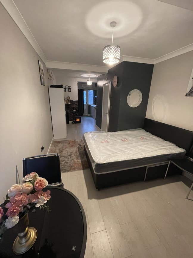 Lovely studio flat, bills included, great location Main Photo