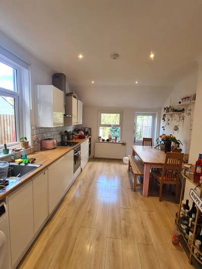 Lovely 4 bed house available in Colliers Wood  Main Photo