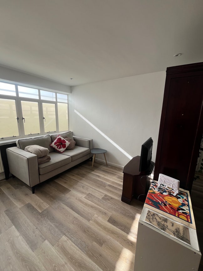 Large bedroom to rent, Embassy court Main Photo