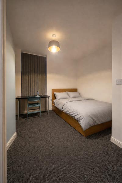 1 Double En Suite Available in 6 Bed House - CH42 Main Photo