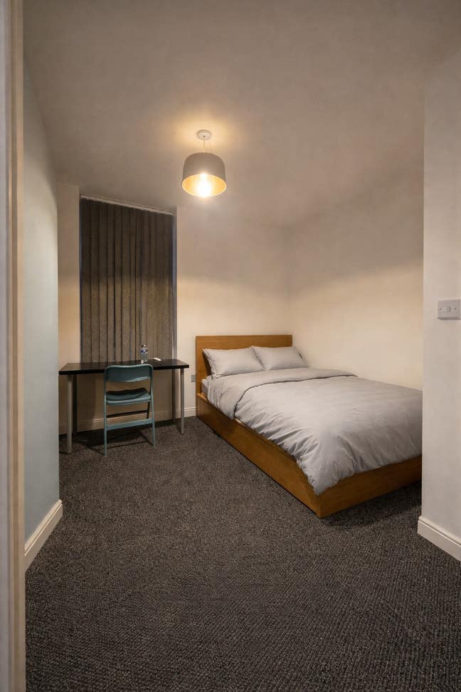 1 Double En Suite Available in 6 Bed House - CH42 Main Photo