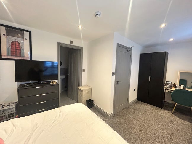 Boleyn Avenue En-Suite Main Photo