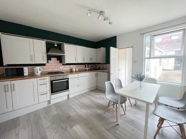 2 Double Rooms Available | All Bills Included Main Photo