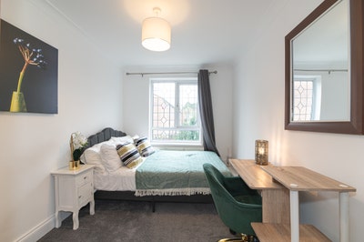 Spacious Stunning Double Rooms : Available Now! Main Photo