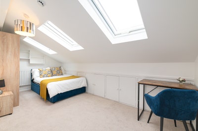 Spacious Stunning Double Rooms : Available Now! Main Photo