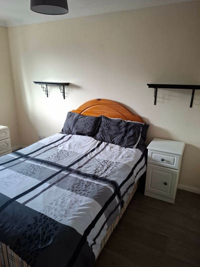 Double room in a family home Main Photo