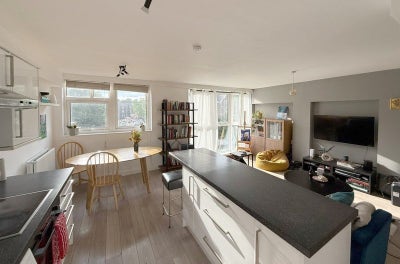 Flat share in De Beauvoir, overlooking rose garden Main Photo