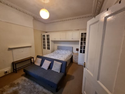 Huge Room on the Dials Main Photo