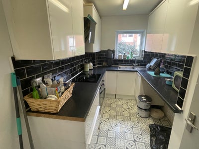 2 Bed Flat - Woodford Main Photo